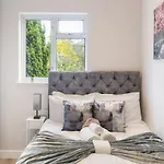 1 Bedroom House In An Affluent Part Of London