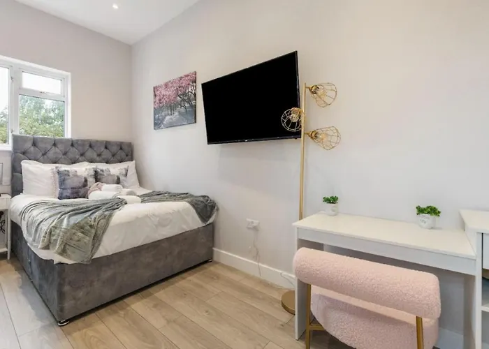 1 Bedroom House In An Affluent Part Of London