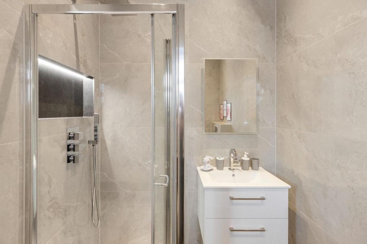 Appartamento 1 Bedroom House In An Affluent Part Of *