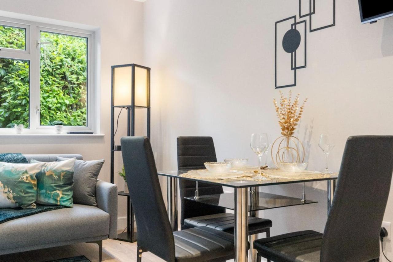 1 Bedroom House In An Affluent Part Of Appartamento Londra